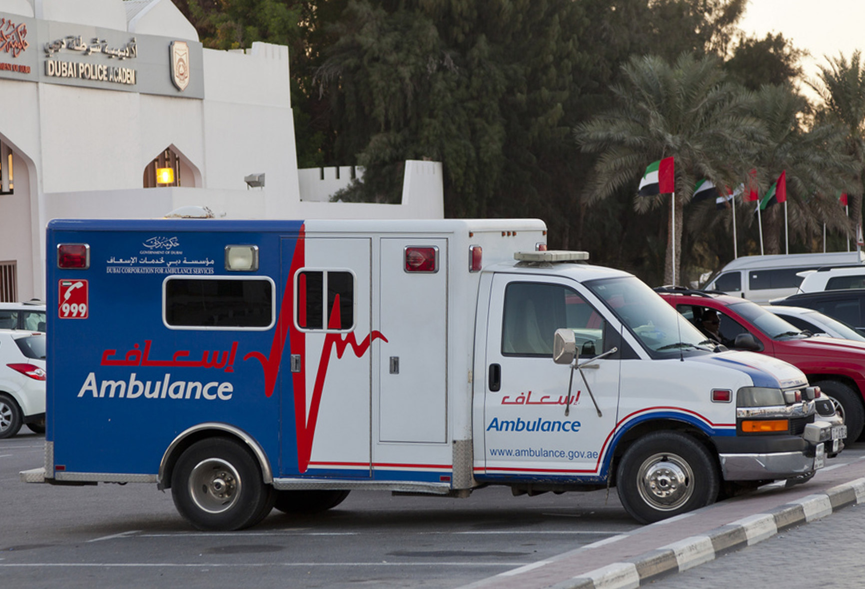 Ambulance arrive. Dubai Ambulance. Система здравоохранения в ОАЭ. Машины Emergency скорой.